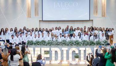 Cerimônia do Jaleco marca início da trajetória acadêmica dos alunos do 1º ano de Medicina da Uningá